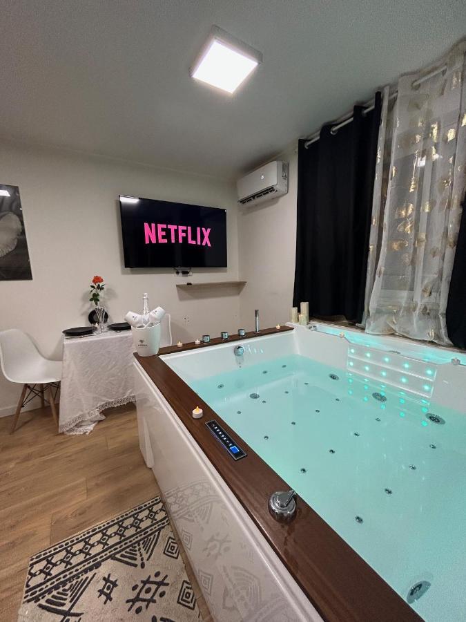 Love Room A Cannes - Appartement 25M2 Pour 2 Personnes Avec Un Jacuzzi Prive Exteriör bild