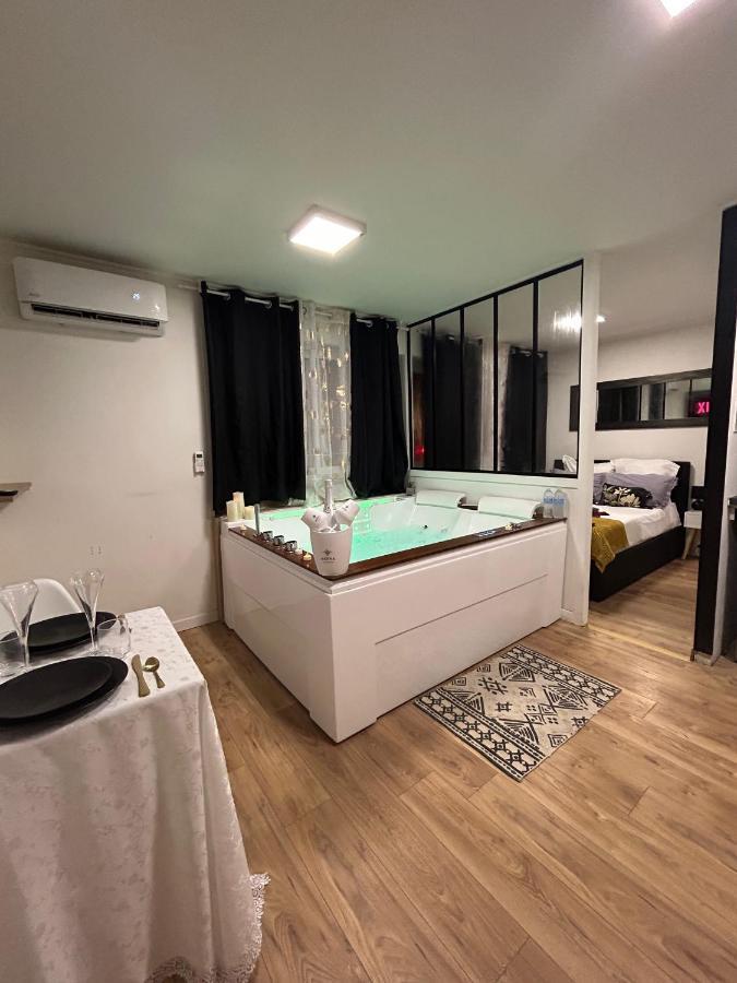 Love Room A Cannes - Appartement 25M2 Pour 2 Personnes Avec Un Jacuzzi Prive Exteriör bild